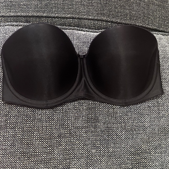 Smoothing Strapless Bra - Picture 4 of 7